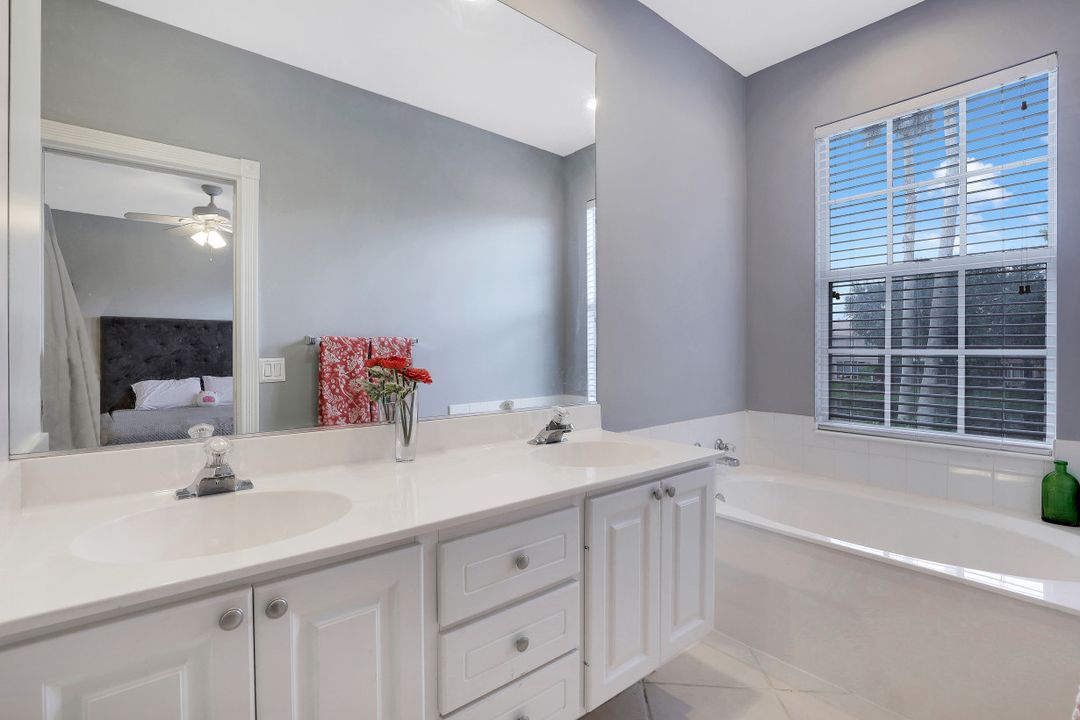 5637 Cove Cir, Naples, FL 34119