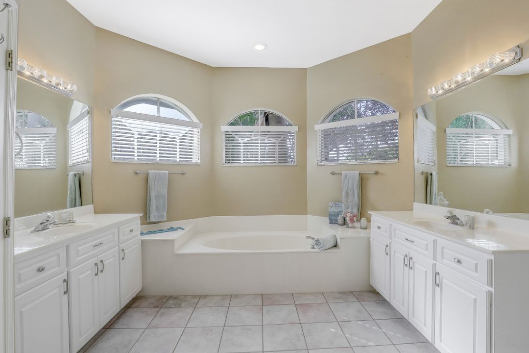 5261 Nautilus Dr, Cape Coral, FL 33904