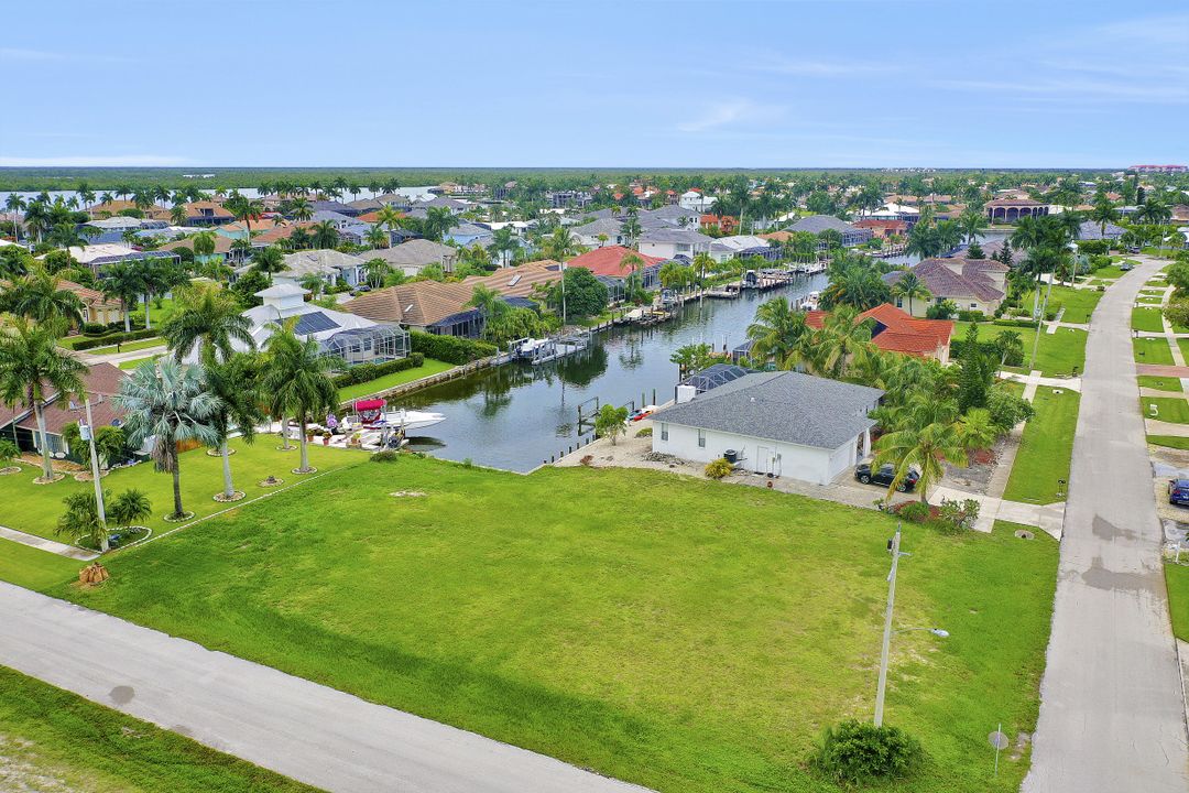 295 Grapewood Ct, Marco Island, FL 34145