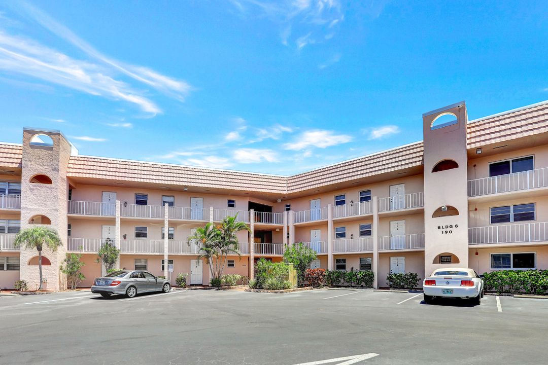 190 Turtle Lake Ct #203, Naples, FL 34105