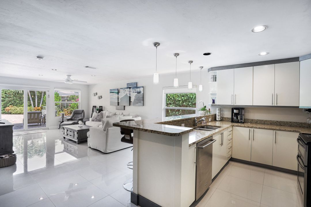 565 98th Ave N, Naples, FL 34108