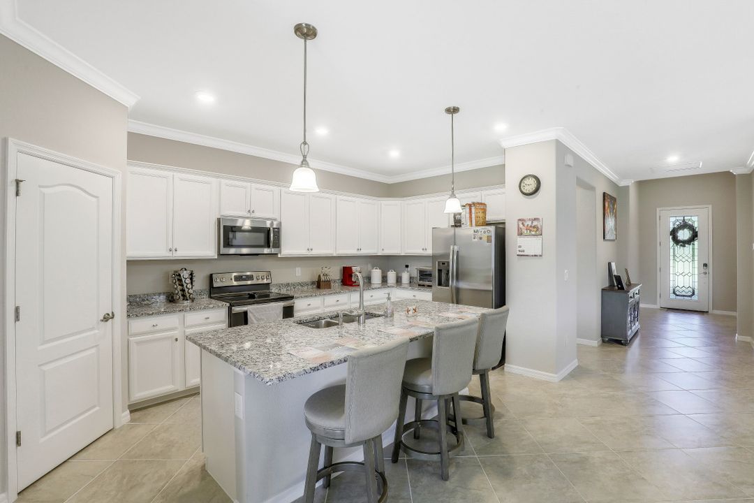 9460 Foxglove Ln, Naples, FL 34120