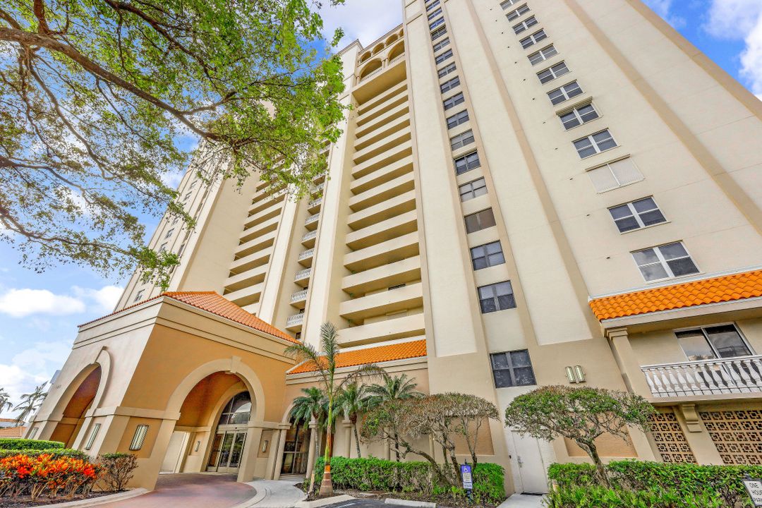 6585 Nicholas Blvd #1705, Naples, FL 34108