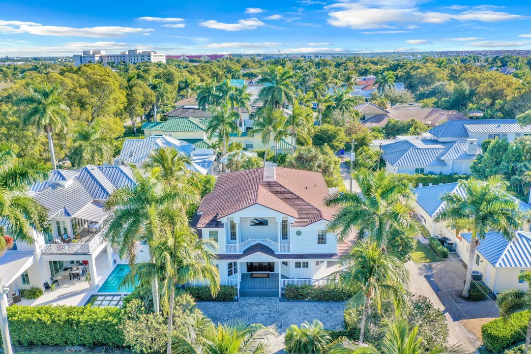 160 3rd St N, Naples, FL 34102