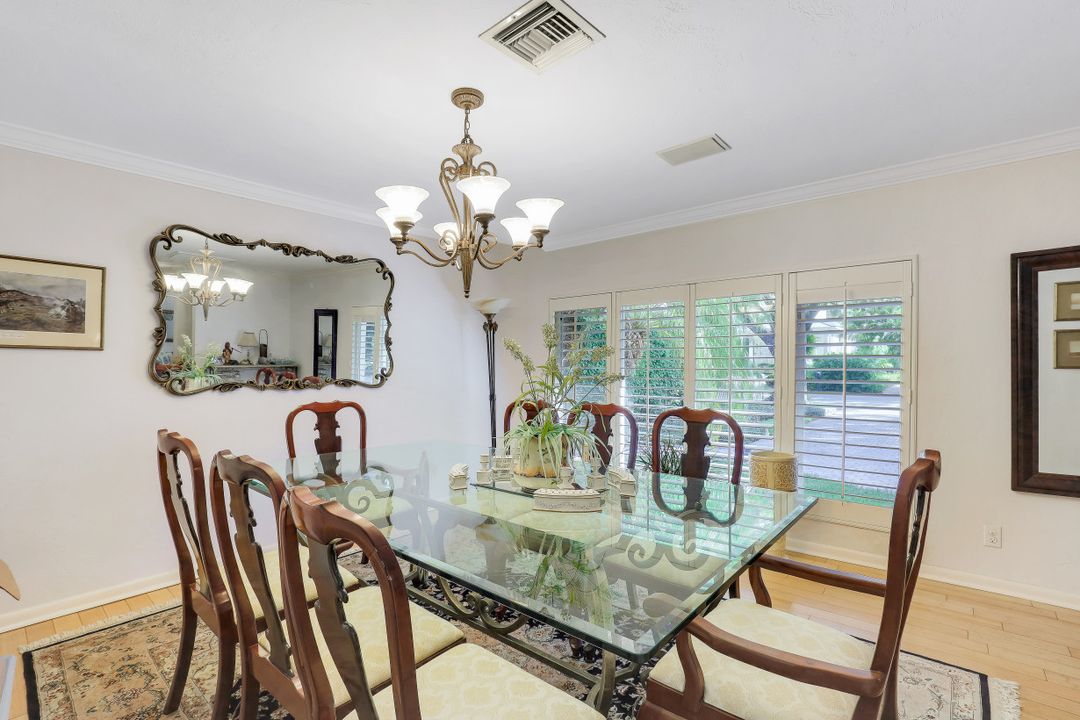 349 2nd Ave N, Naples, FL 34102