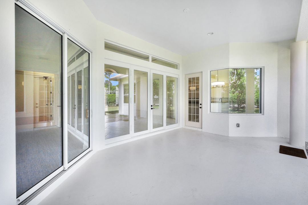 677 5th Ave N, Naples, FL 34102