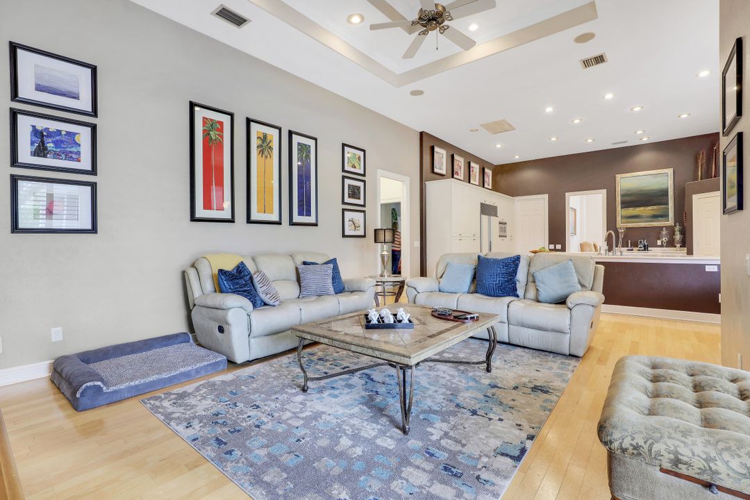 9925 Clear Lake Cir, Naples, FL 34109