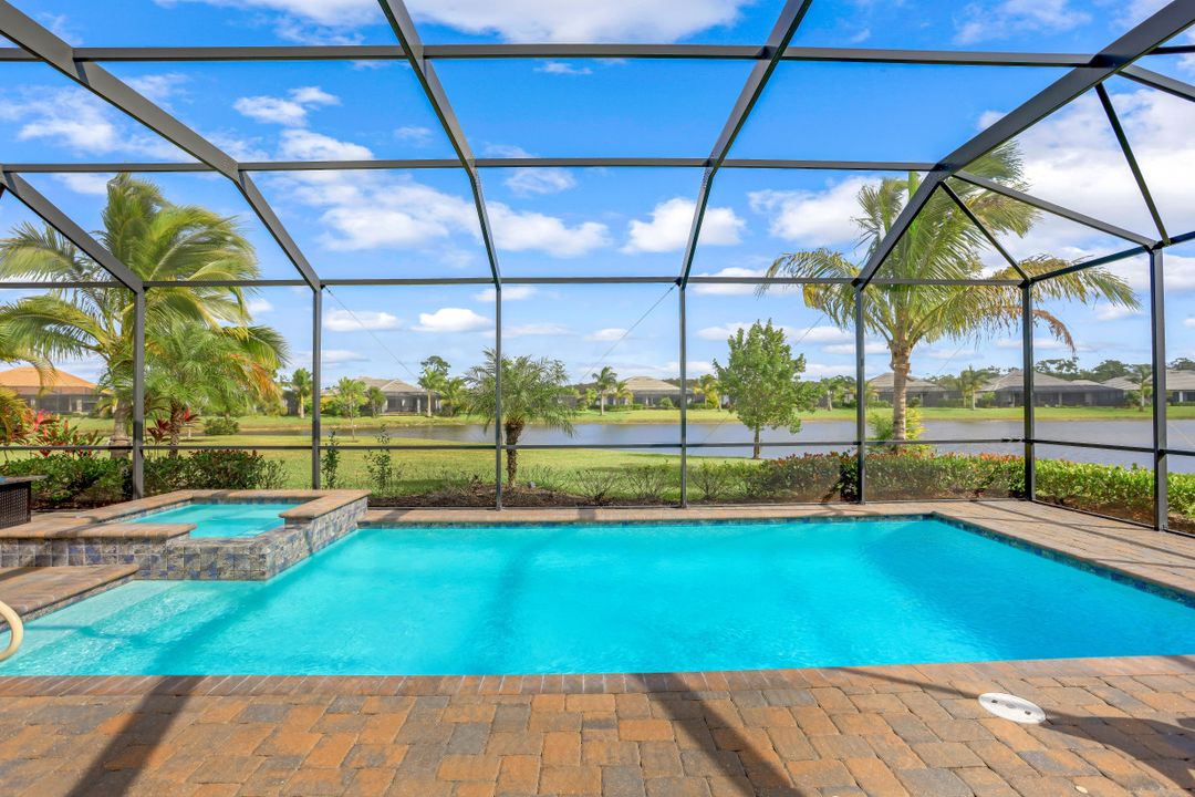 2067 Antigua Ln, Naples, FL 34120