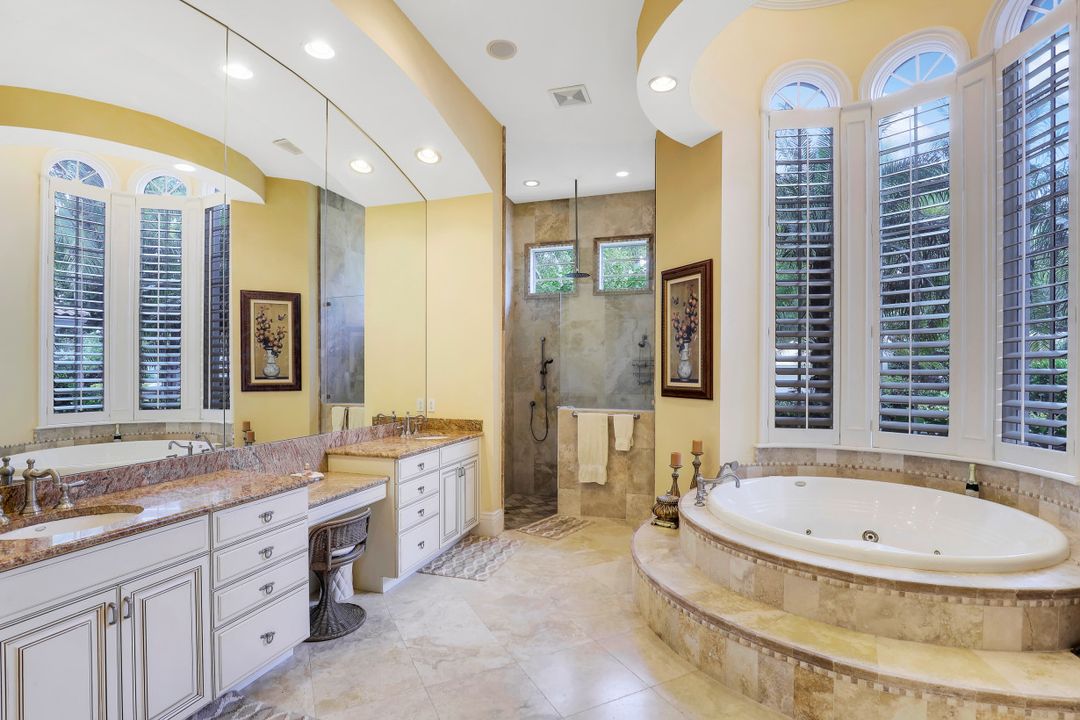 660 Riviera Dr, Naples, FL 34103