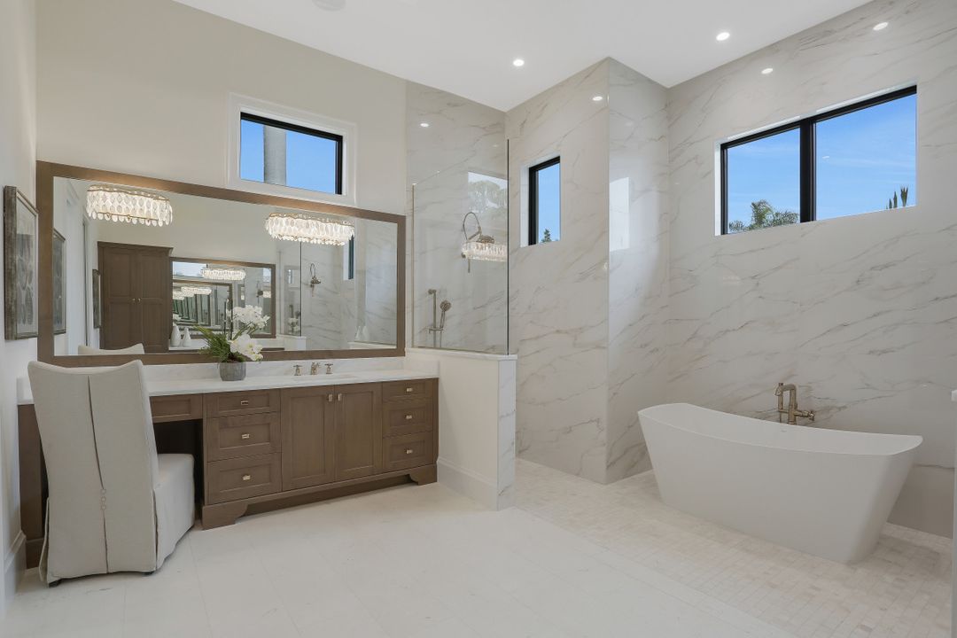 725 Parkview Ln, Naples, FL 34103