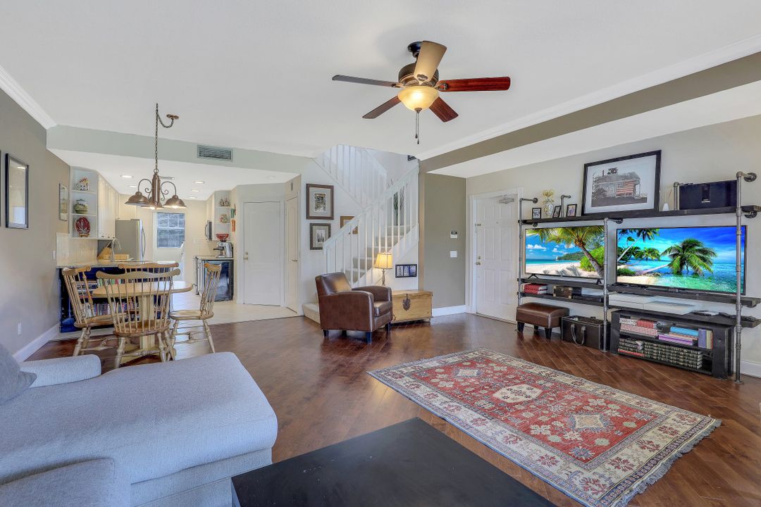 5637 Cove Cir, Naples, FL 34119