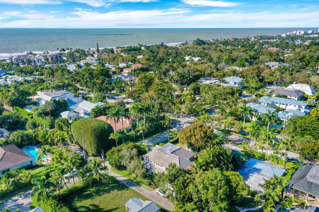 33 3rd St S, Naples, FL 34102