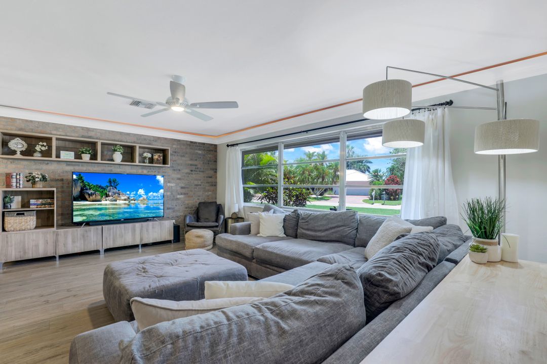 633 Cypress Way E, Naples, FL 34110