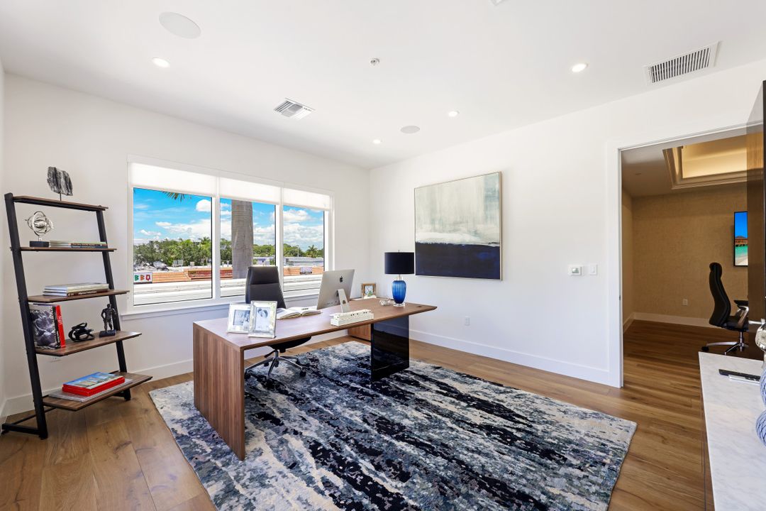 599 Tamiami Trail N #200, Naples, FL 34102