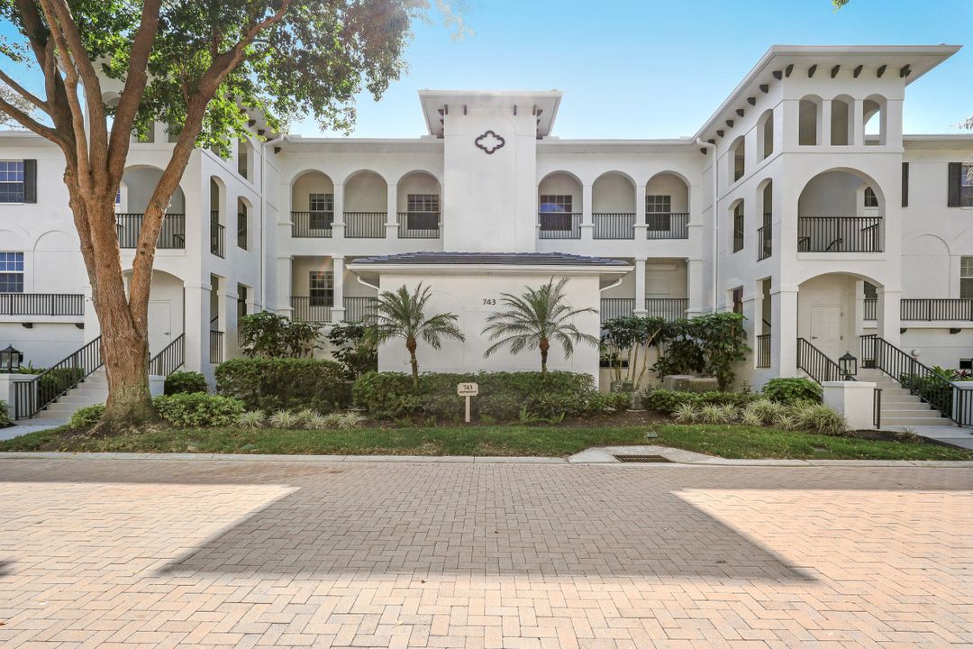 743 Bentwater Cir #203, Naples, FL 34108