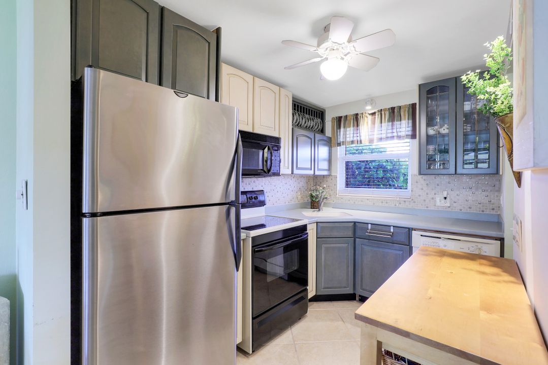 150 Turtle Lake Ct #103, Naples, FL 34105