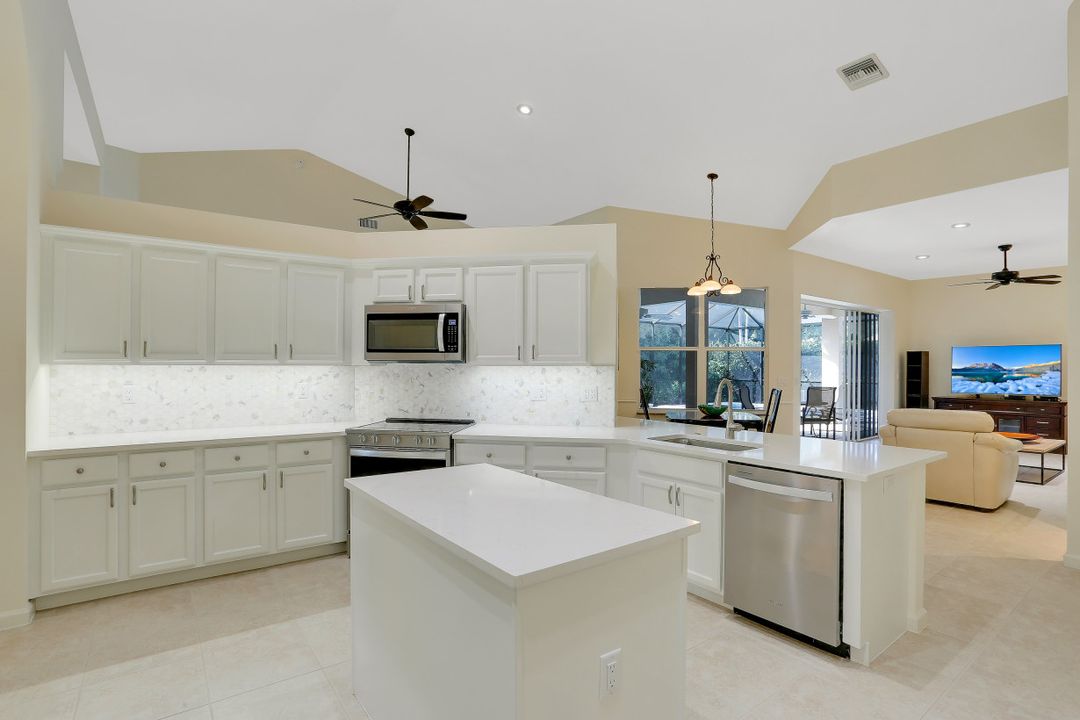 6615 Chestnut Cir, Naples, FL 34109