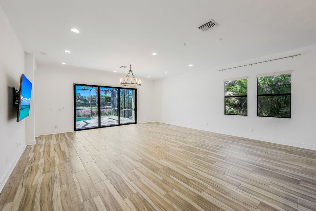 4098 Raffia Dr, Naples, FL 34119