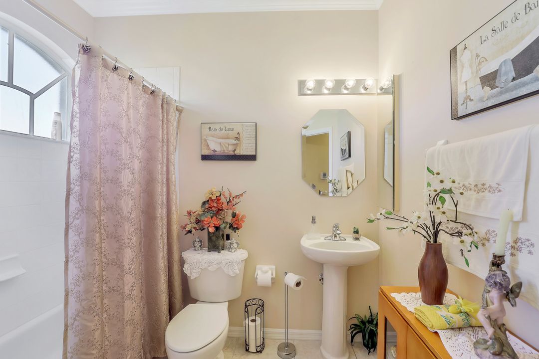 2084 Crestview Way, Naples, FL 34119