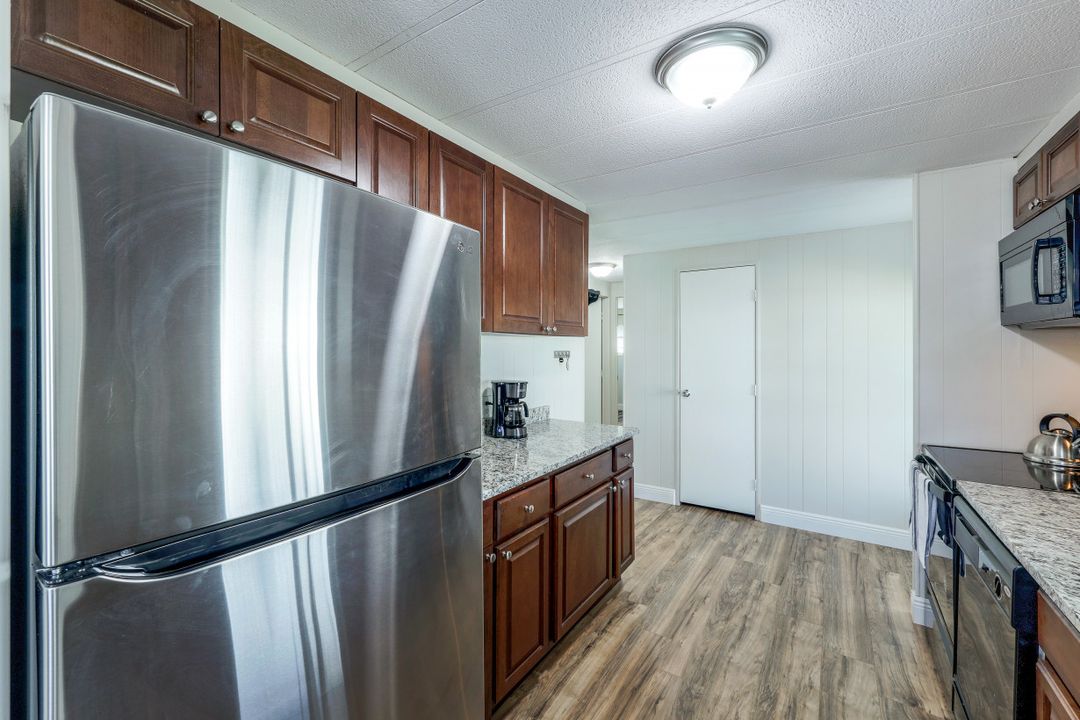 21 Lemans Dr, Naples, FL 34112