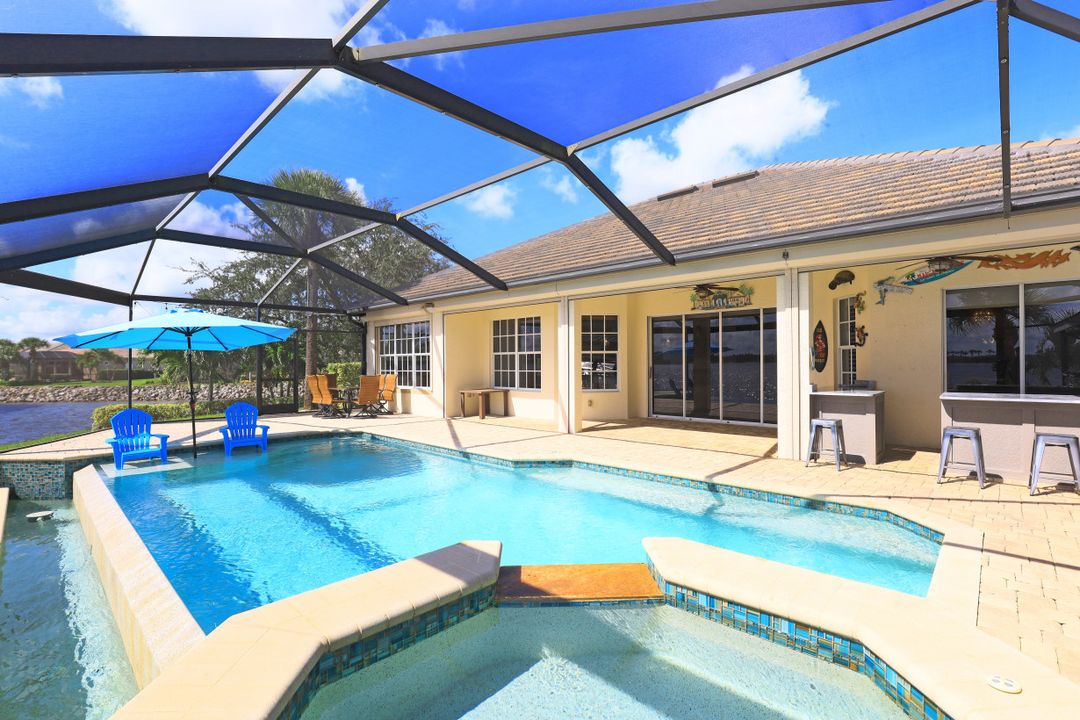 8826 Spinner Cove Ln, Naples, FL 34120