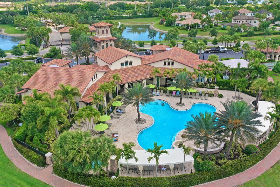 9231 Shadow Oak Ln, Naples, FL 34120