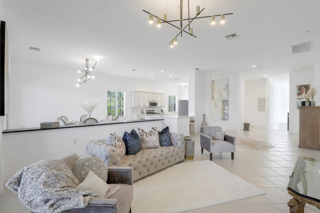 9263 Museo Cir #204, Naples, FL 34114