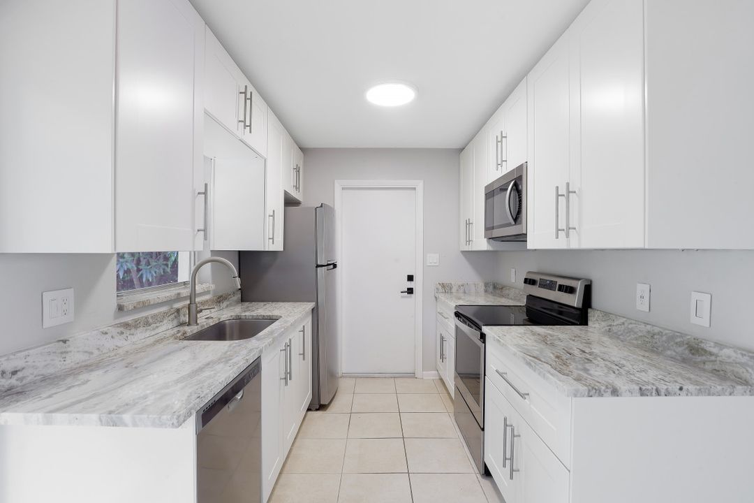 1136 S Alhambra Cir, Naples, FL 34103