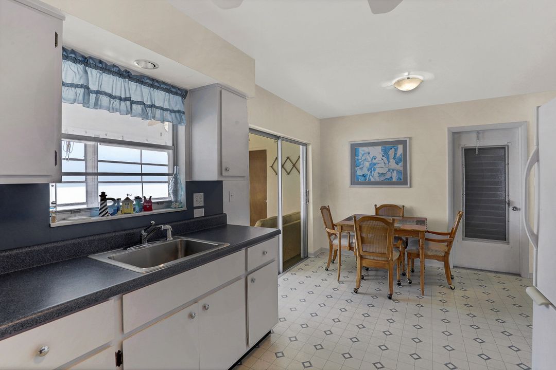 658 97th Ave N, Naples, FL 34108