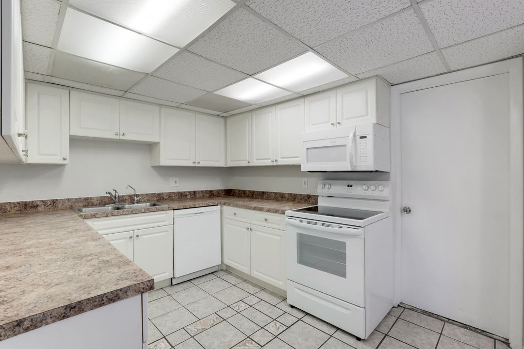 5860 Whiting Ct, Fort Myers, FL 33919