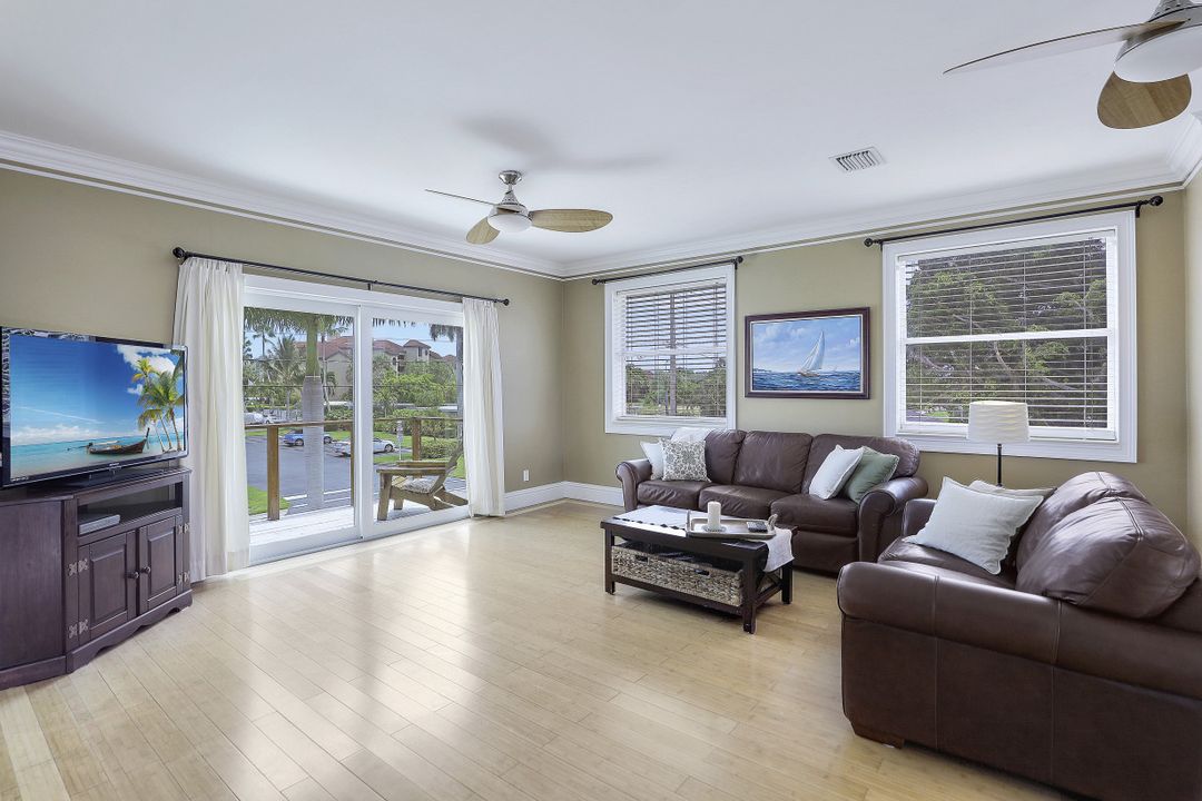 39 W Pelican St, Naples, FL 34113