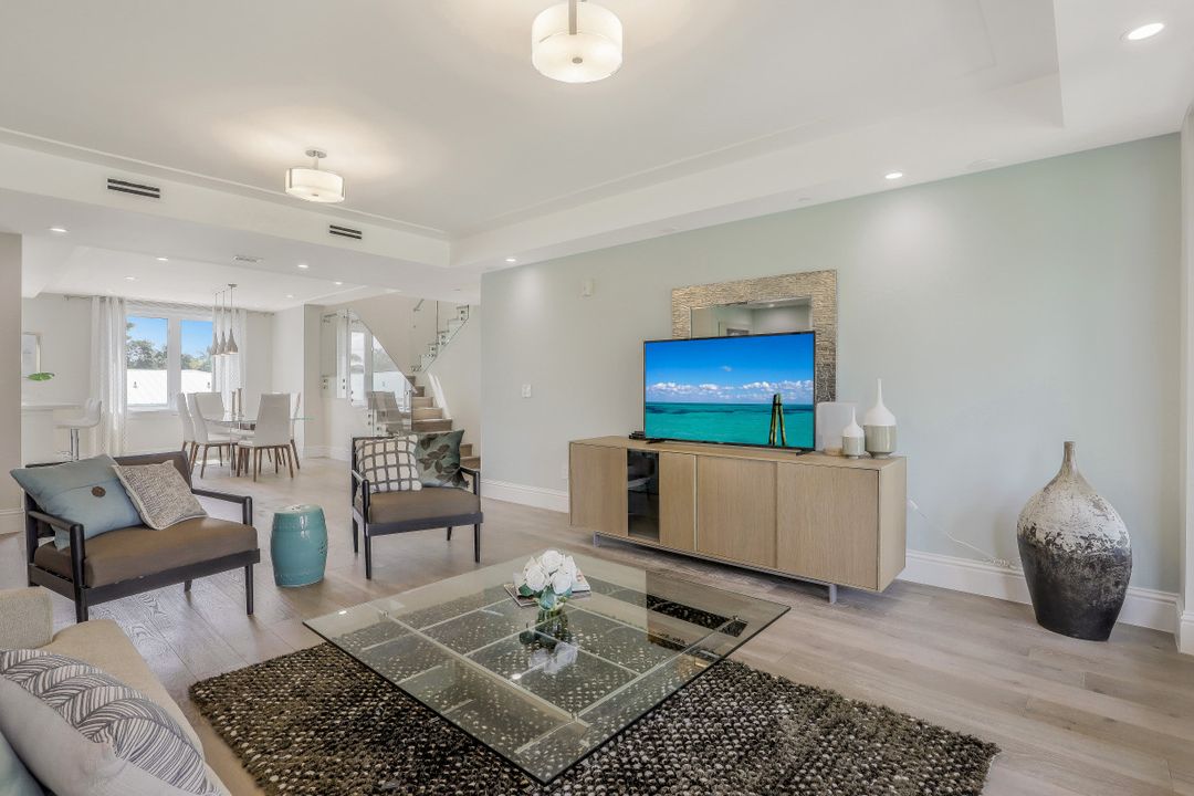 875 9th St S #PH, Naples, FL 34102