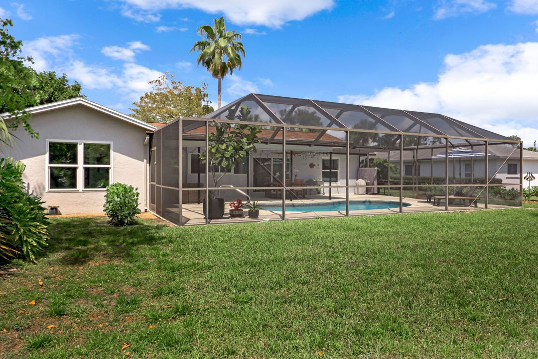 1010 Nottingham Dr, Naples, FL 34109