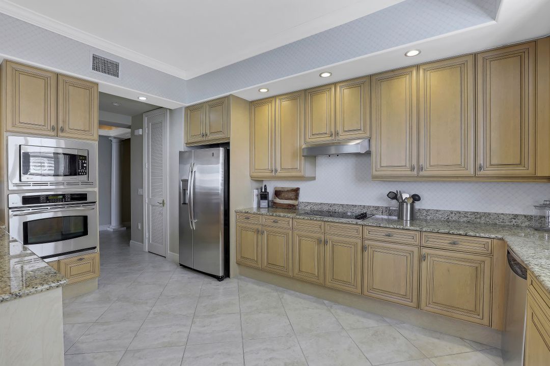 575 Avellino Isles Cir #101, Naples, FL 34119