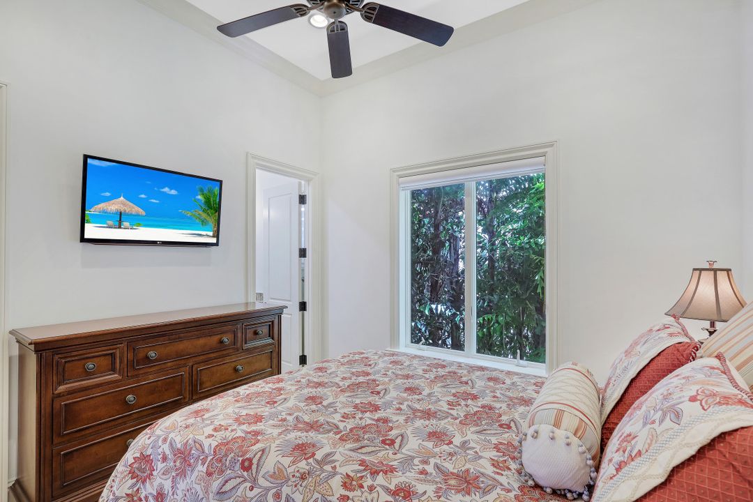 1940 6th St S, Naples, FL 34102