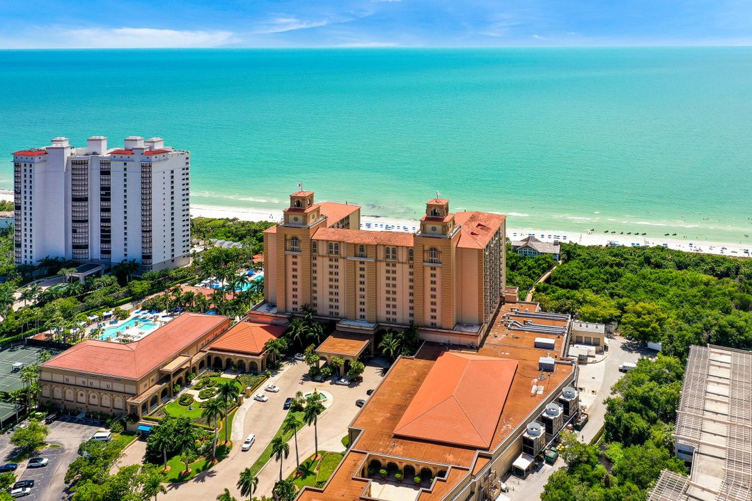 9242 Vanderbilt Dr, Naples, FL 34108