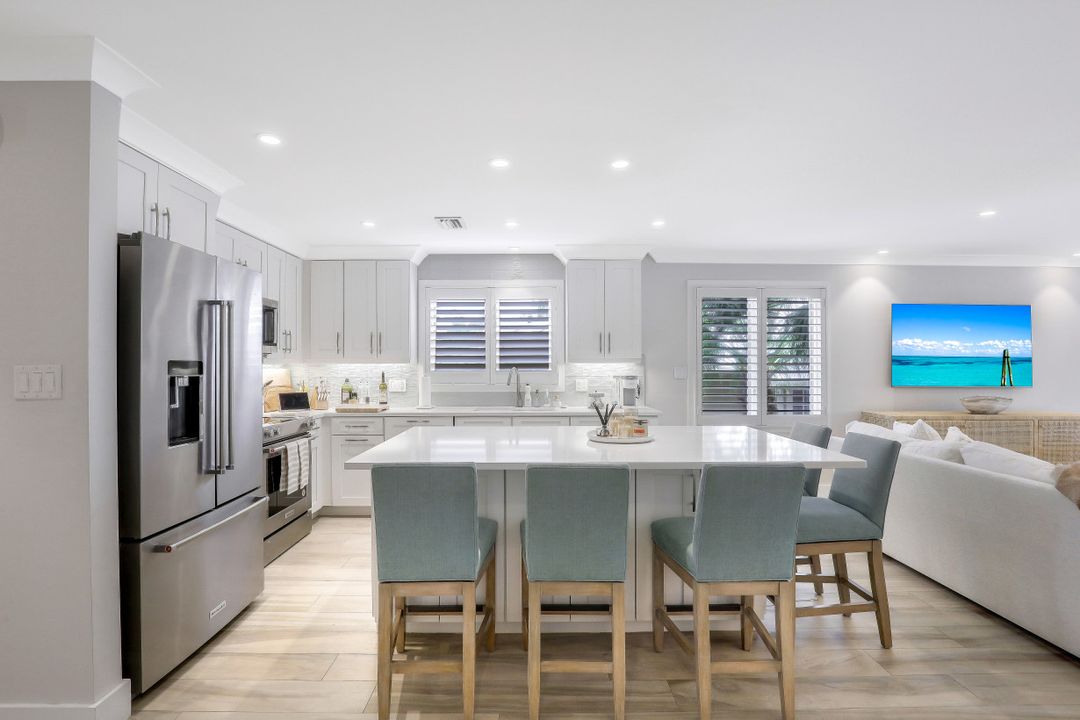 225 5th Ave S #104, Naples, FL 34102