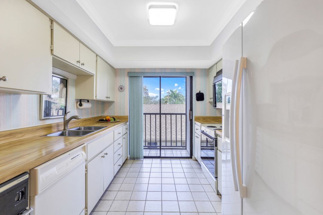 560 Retreat Dr #201, Naples, FL 34110