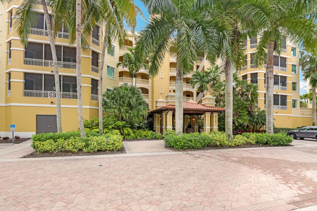 2738 Tiburon Blvd E #301, Naples, FL 34109