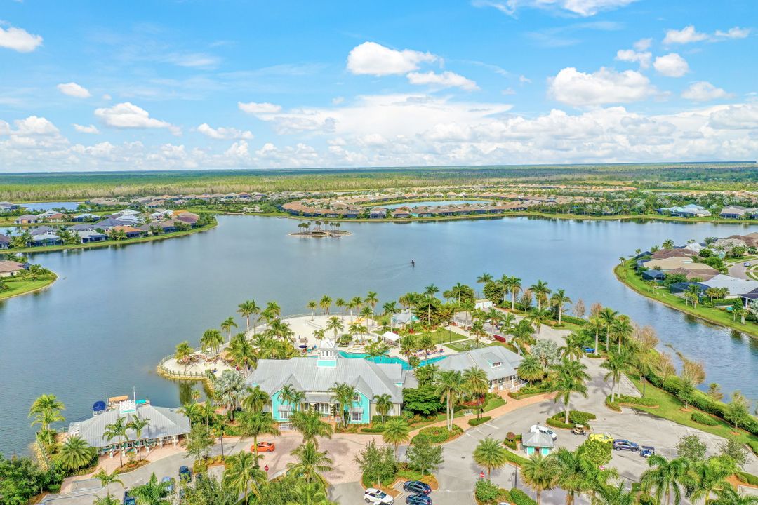 14708 Edgewater Cir, Naples, FL 34114