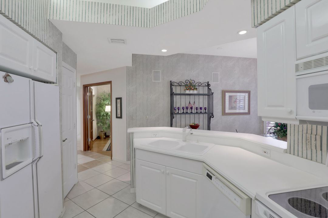 1825 Seville Blvd #811, North Naples, FL 34109