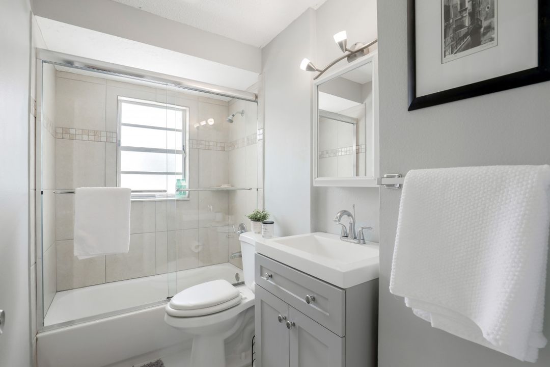 698 105th Ave N, Naples, FL 34108