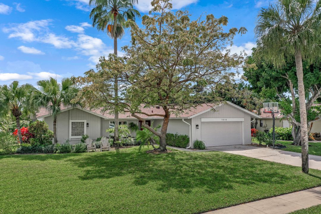 1010 Nottingham Dr, Naples, FL 34109