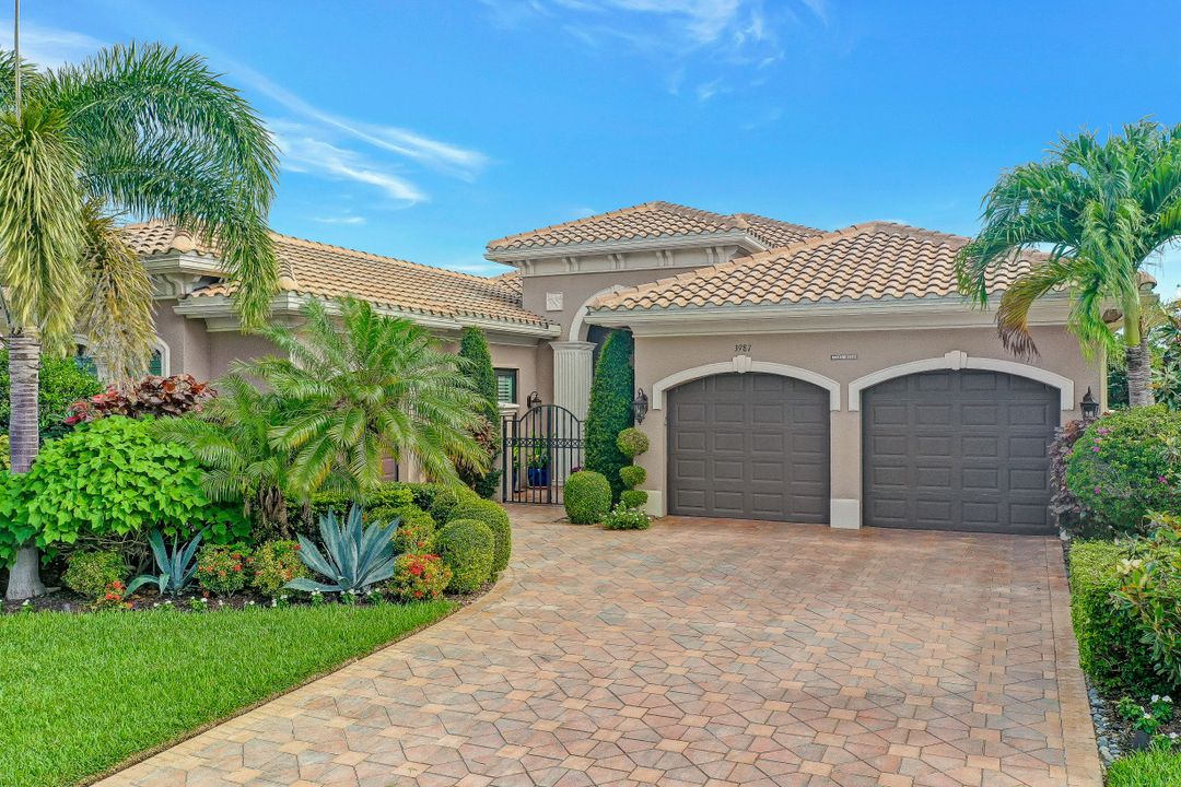 3987 Bering Ct, Naples, FL 34119