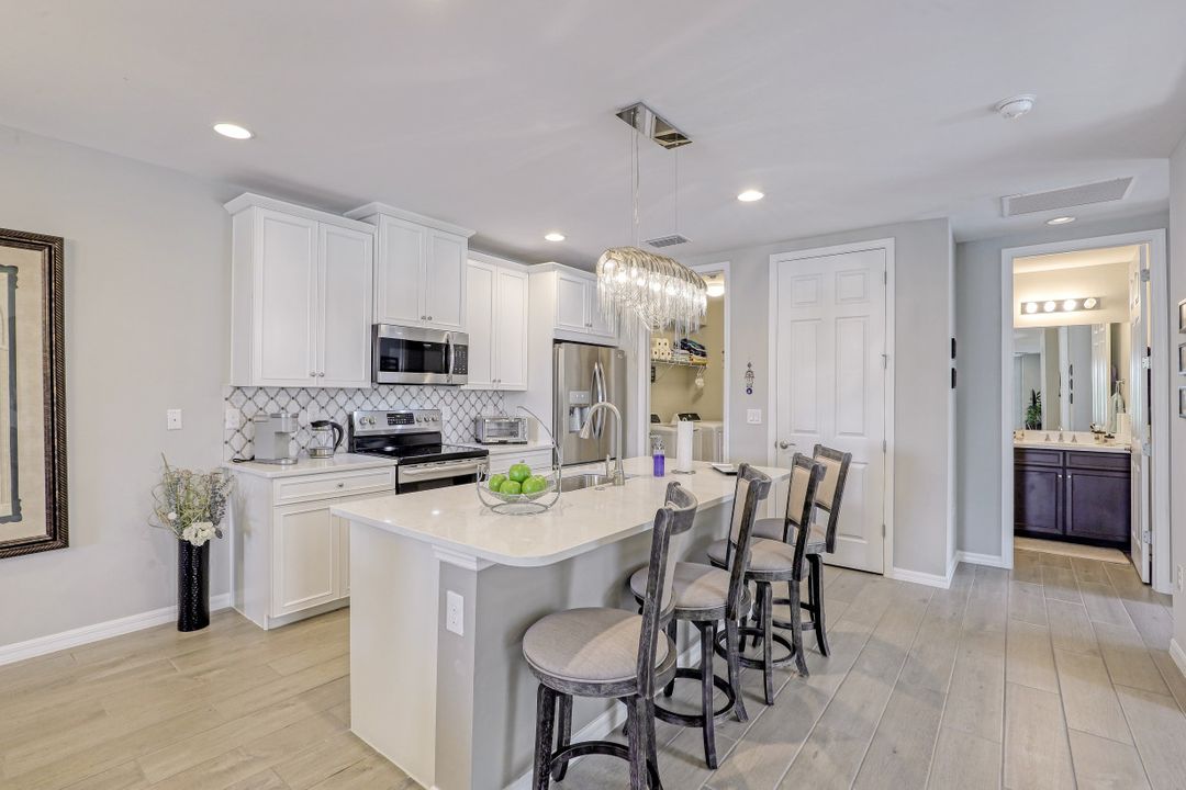 14708 Edgewater Cir, Naples, FL 34114