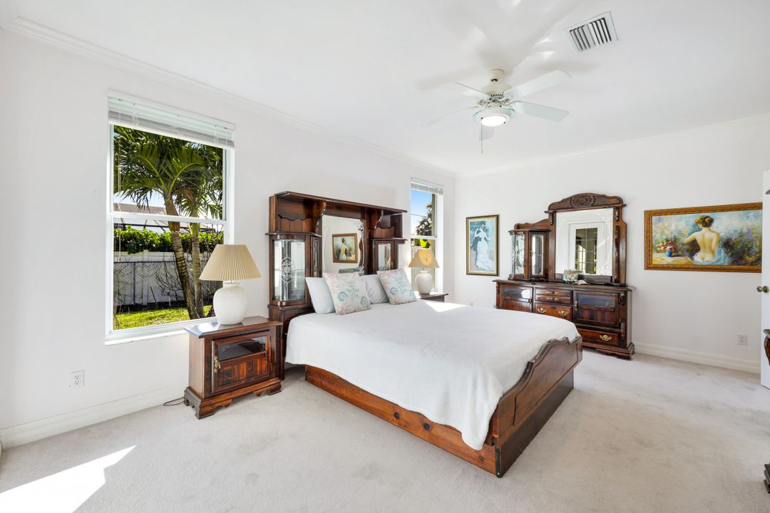 586 93rd Ave N, Naples, FL 34108