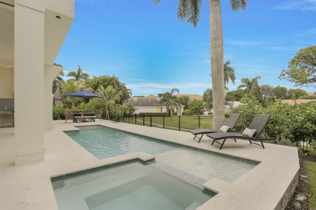 725 Parkview Ln, Naples, FL 34103