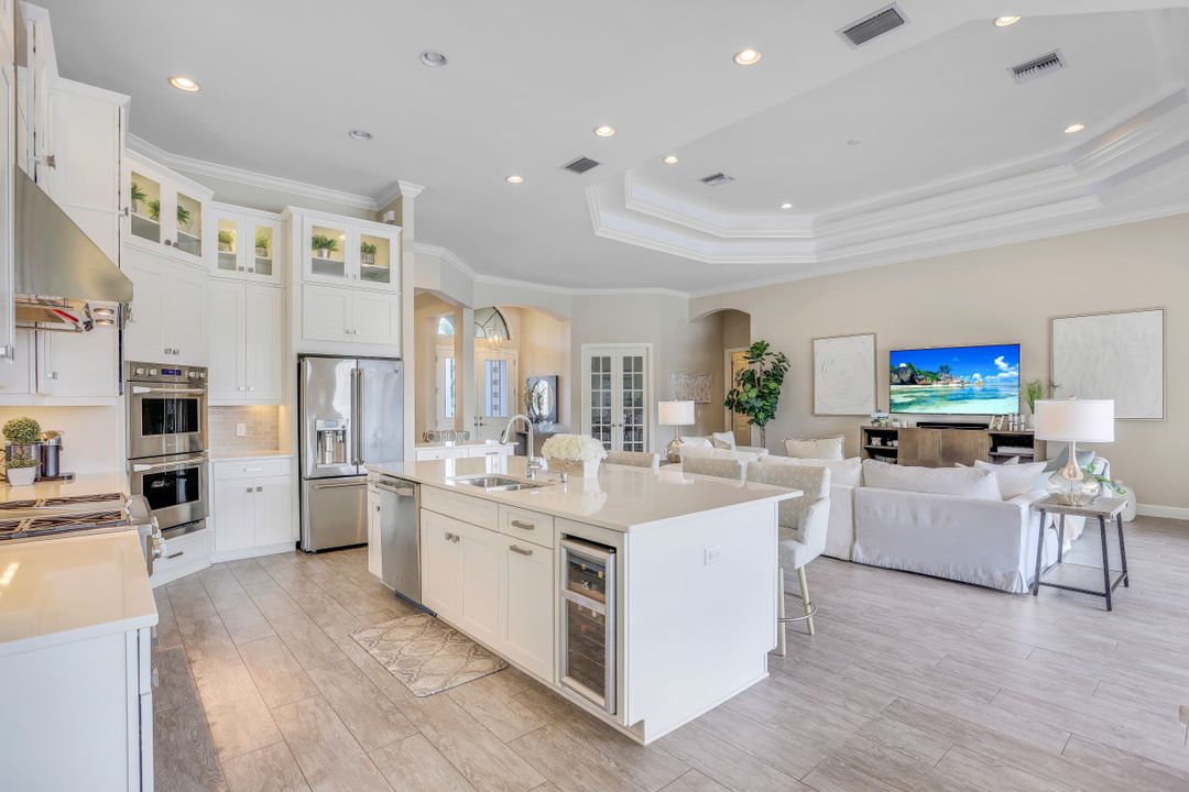 9086 Sorreno Ct, Naples, FL 34119