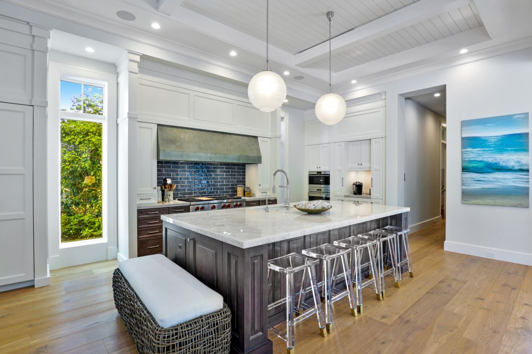 810 Bentwood Dr, Naples, FL 34108