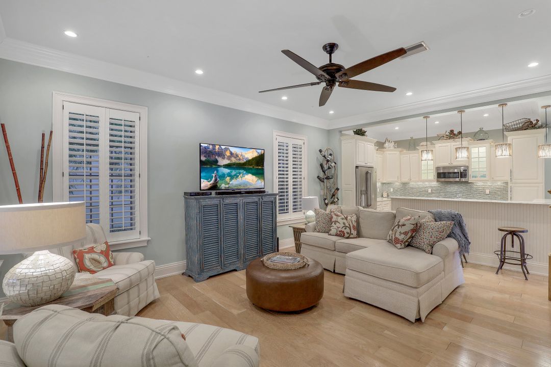 572 7th Ave N, Naples, FL 34102